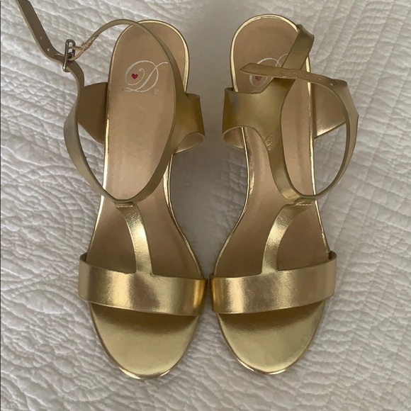 Gold TStrap heels - Picture 4 of 5